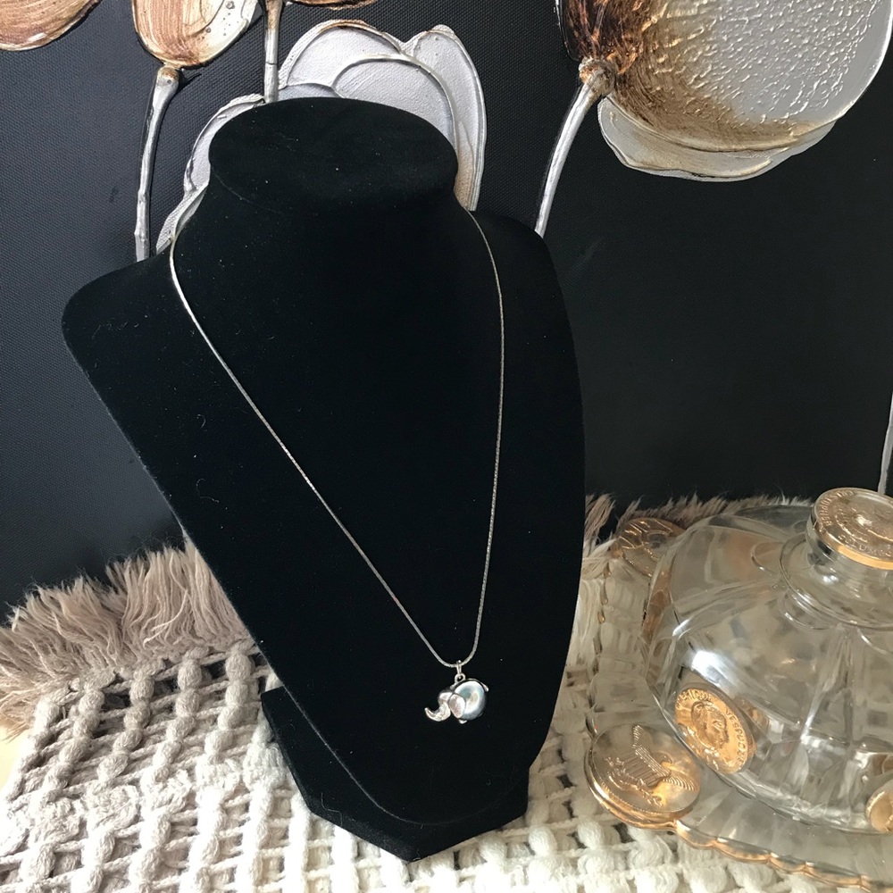 SILVER TONE ELEPHANT PENDENT NECKLACE